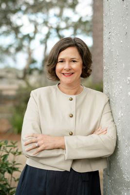 Portrait of Alison Smith, Real Estate Advisor.